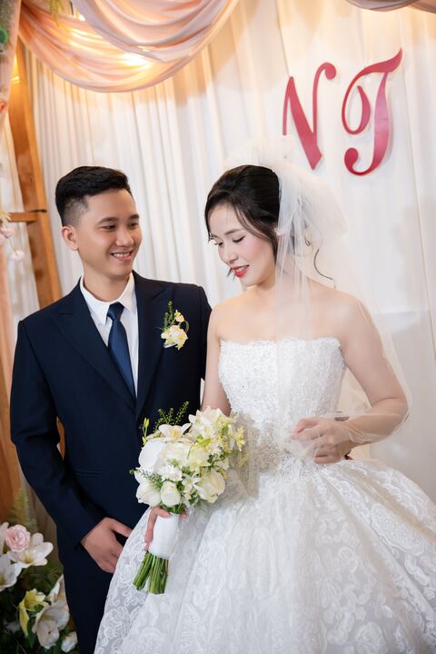 Khoảnh khắc chú rể nhìn cô dâu Trần Thuỳ trong ngày cưới