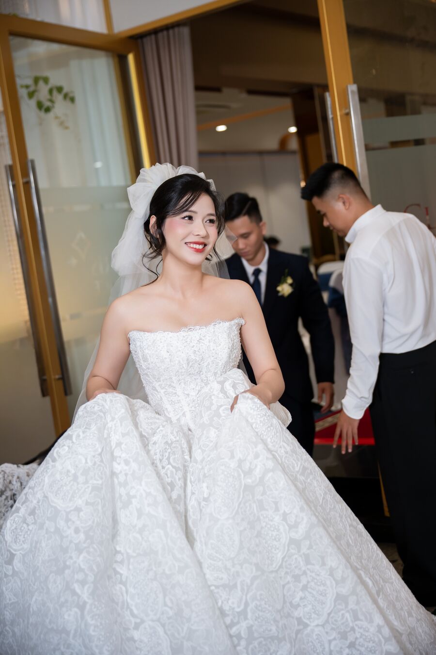 Cô dâu Trần Thuỳ được trang điểm và làm tóc bởi Hằng Nguyễn trước giờ làm lễ