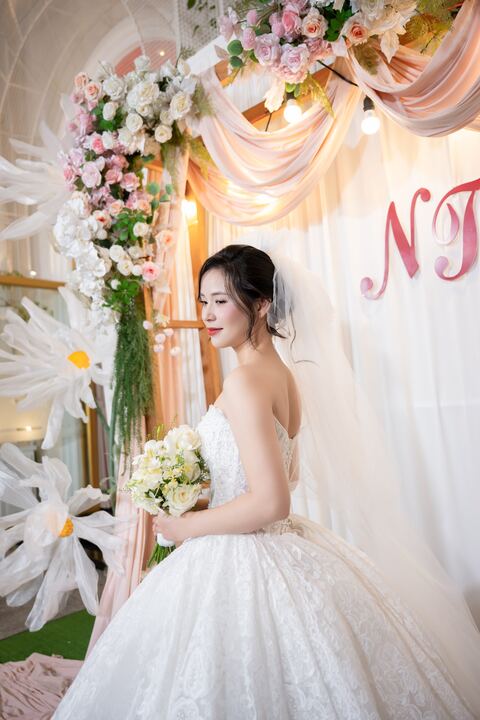 Kiểu tóc cưới búi thấp nhìn từ bên hông của cô dâu Trần Thuỳ