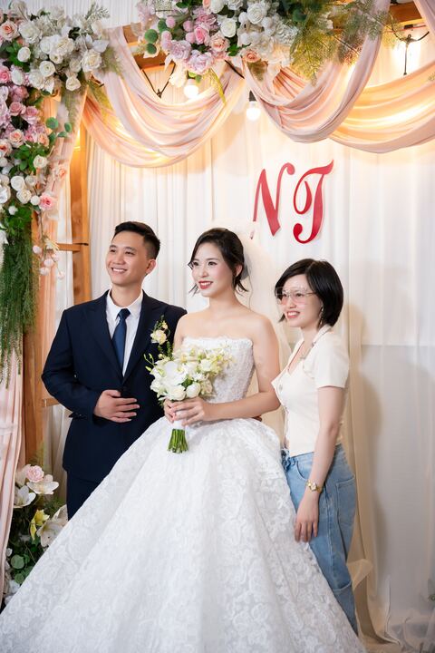 Cô dâu Trần Thuỳ và chú rể trong ngày cưới